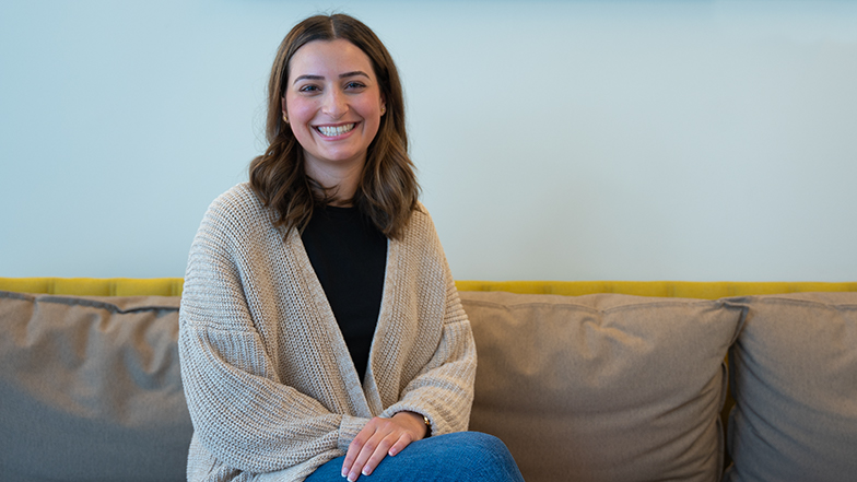 Antonella Carnovale assise dans un canapé de la salle de détente